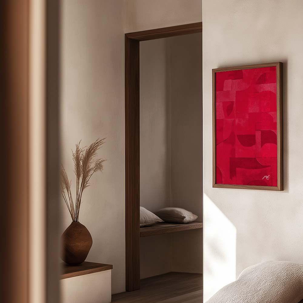 Alma plakat i varme røde nuancer hænger i et lyst og roligt interiør. Abstrakt kunst med personlighed og kant. Design af Kali Nuevo.