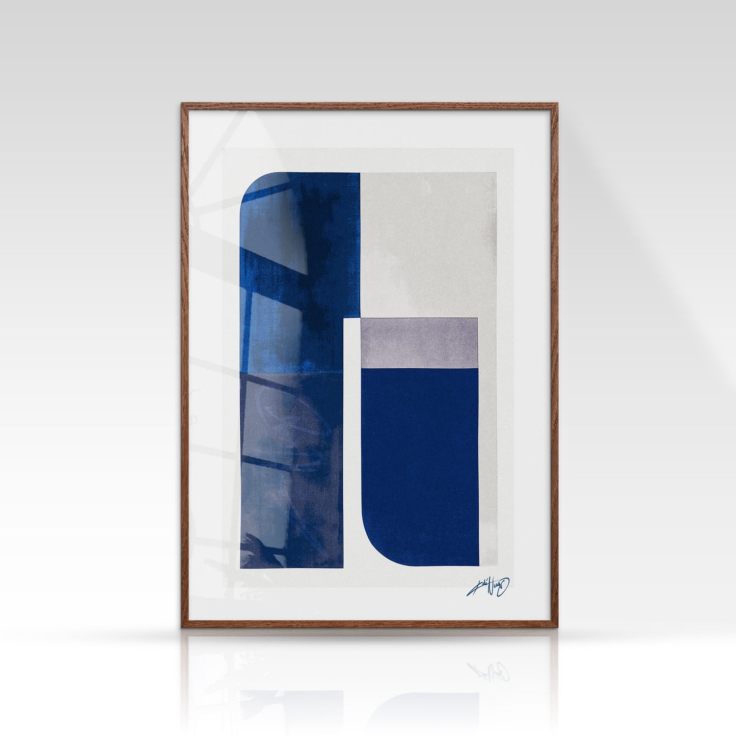 Abstrakt plakat i dybblå og grå toner, moderne komposition i egetræsramme. Design af Kali Nuevo.