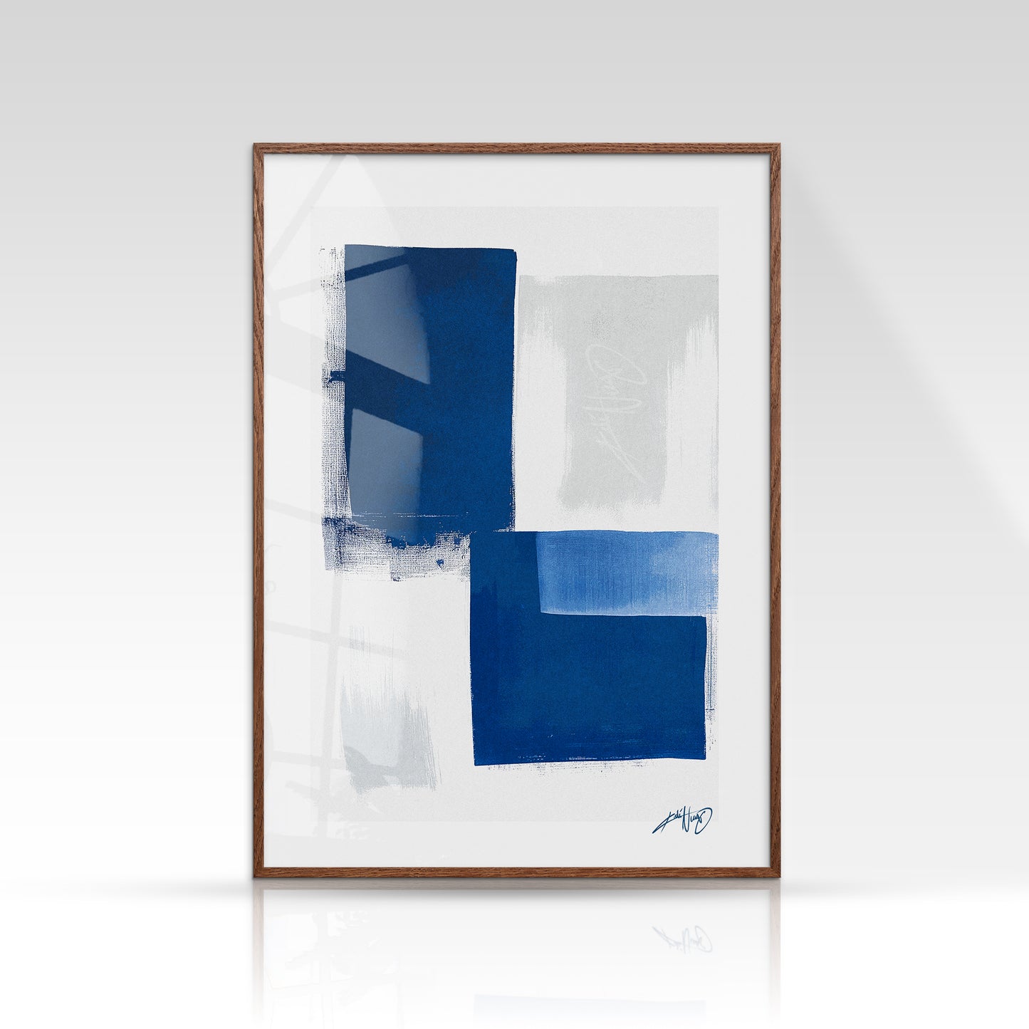 Moderne kunstplakat med geometriske blokke i blå og støvede toner, skabt med en rå og struktureret penselteknik. Design af Kali Nuevo.
