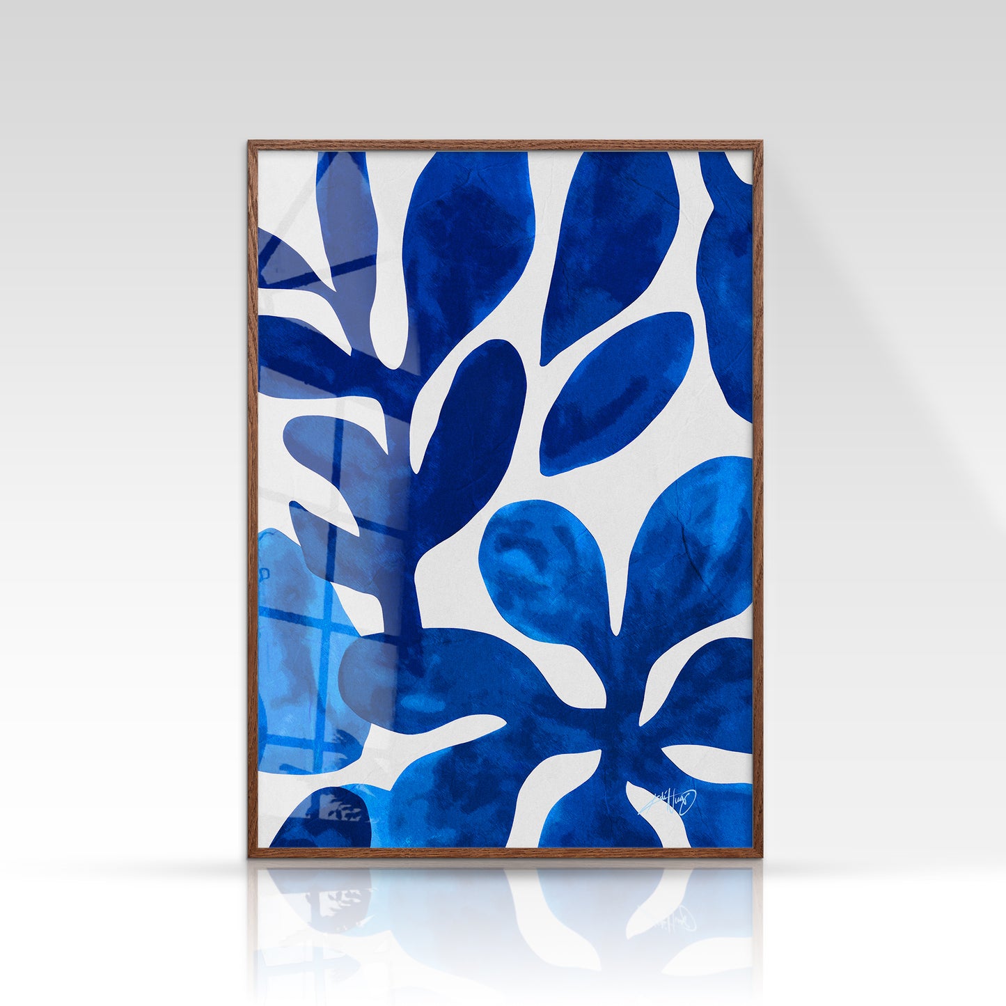 Botanisk kunstplakat med abstrakte blomsterformer i intens blå, skabt i en legende og moderne komposition. Design af Kali Nuevo.