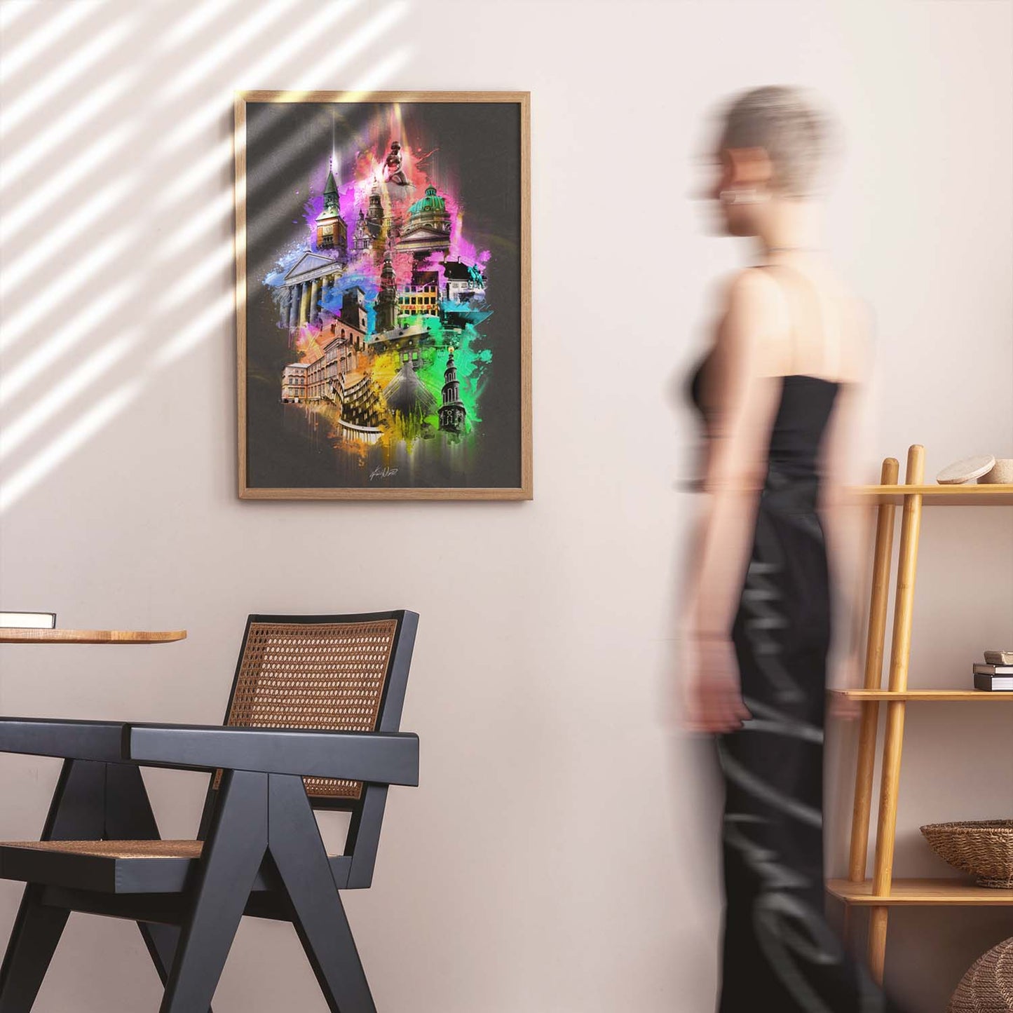 En stemningsfuld og farverig plakat af København, der indfanger byens skønhed og charme. Oplev Københavns ikoniske vartegn og hyggelige atmosfære gennem denne detaljerede plakat, der præsenterer byens livlige gader, historiske bygninger og naturskønne områder. Lad denne farverige København plakat bringe et strejf af byens magi ind i dit hjem eller kontor, og vær omgivet af byens unikke vibe.