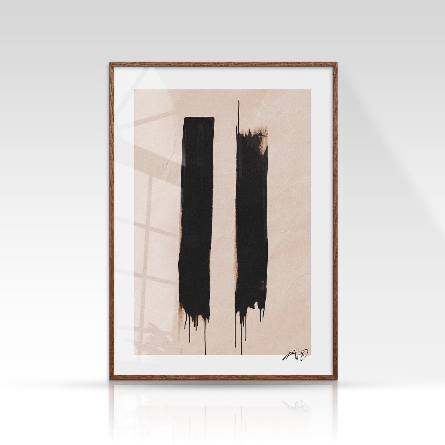 Abstrakt kunstplakat med to sorte penselstrøg på beige baggrund, skabt med tekstur og dybde. Design af Kali Nuevo.