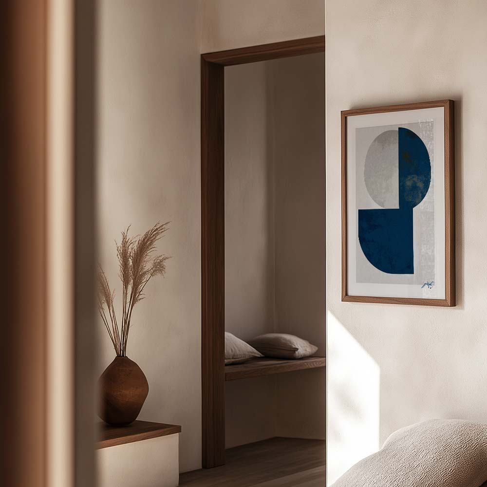 Azure plakat med abstrakte former i blå og grå toner, vist i en moderne stue med varme nuancer. Design af Kali Nuevo.
