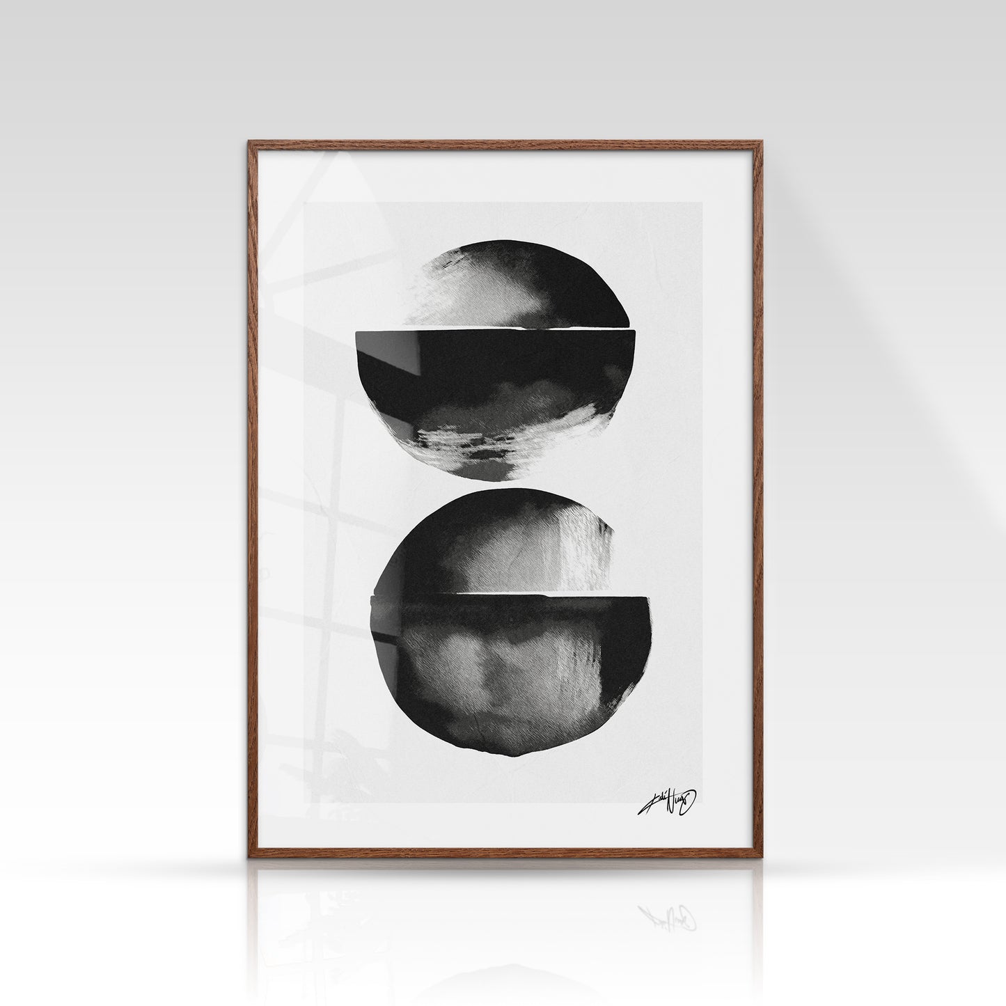Abstrakt sort-hvid kunstplakat med to geometriske cirkelmotiver i dybe nuancer. En rolig og kontrastfuld komposition. Design af Kali Nuevo.