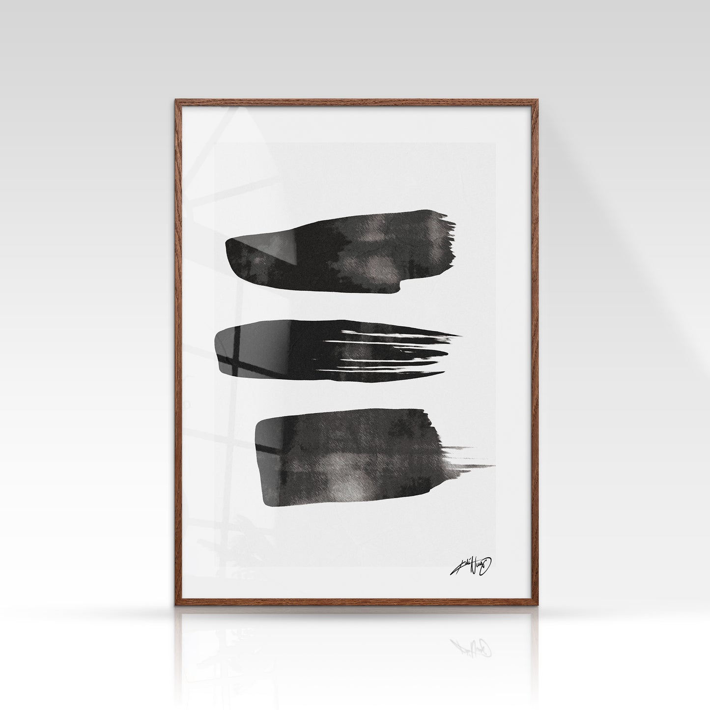 Abstrakt kunstplakat med tre sorte penselstrøg i lag, skabt med tekstur og dybde på hvid baggrund. Design af Kali Nuevo.