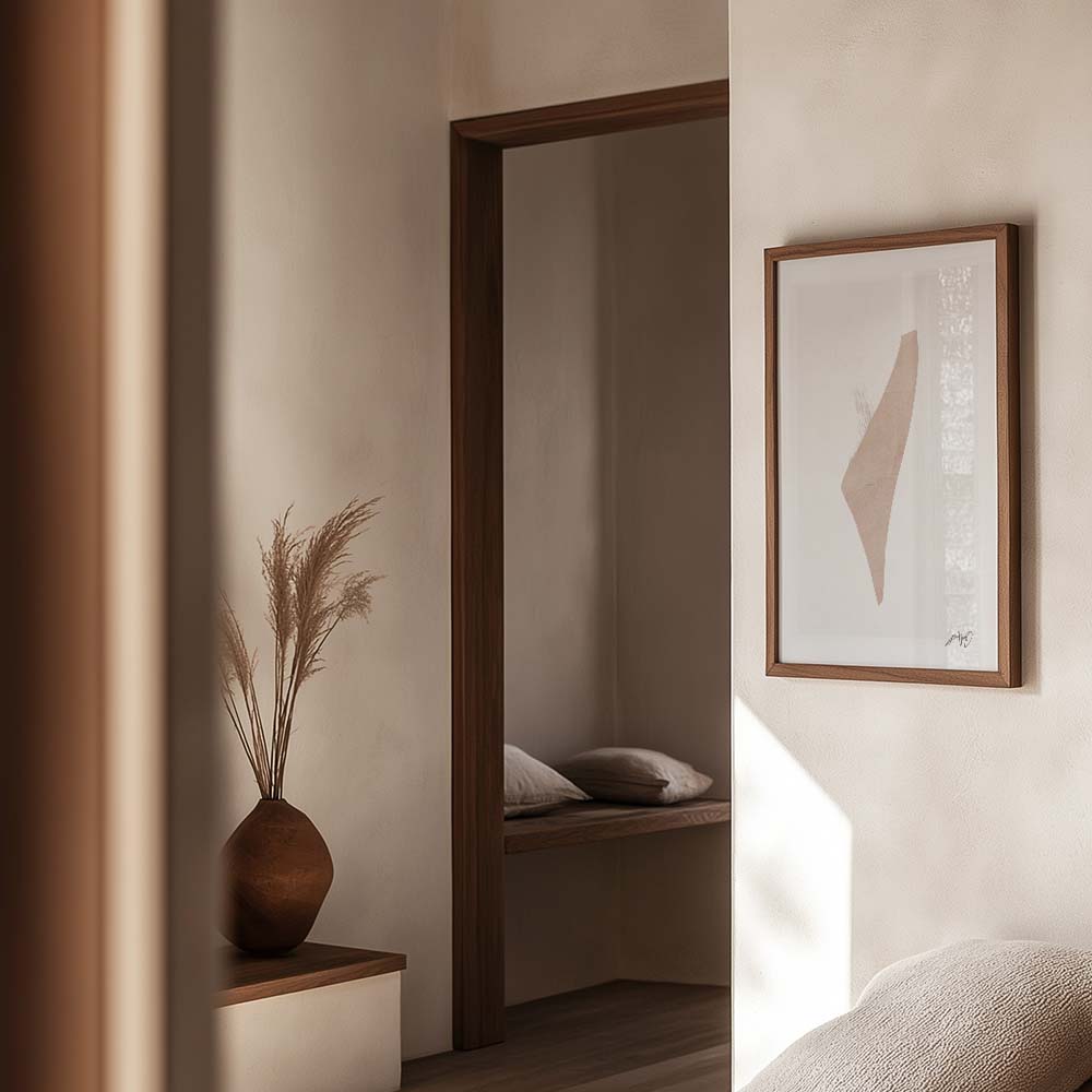Abstrakt beige kunstplakat i egetræsramme, vist i en rolig og varm indretning med naturlige nuancer. Design af Kali Nuevo.