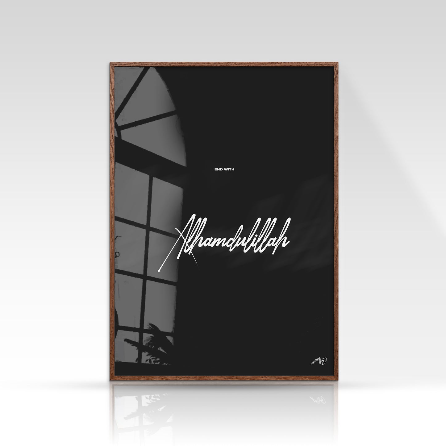 Alhamdulillah plakat, minimalistisk sort/hvid, mørk egetræsramme