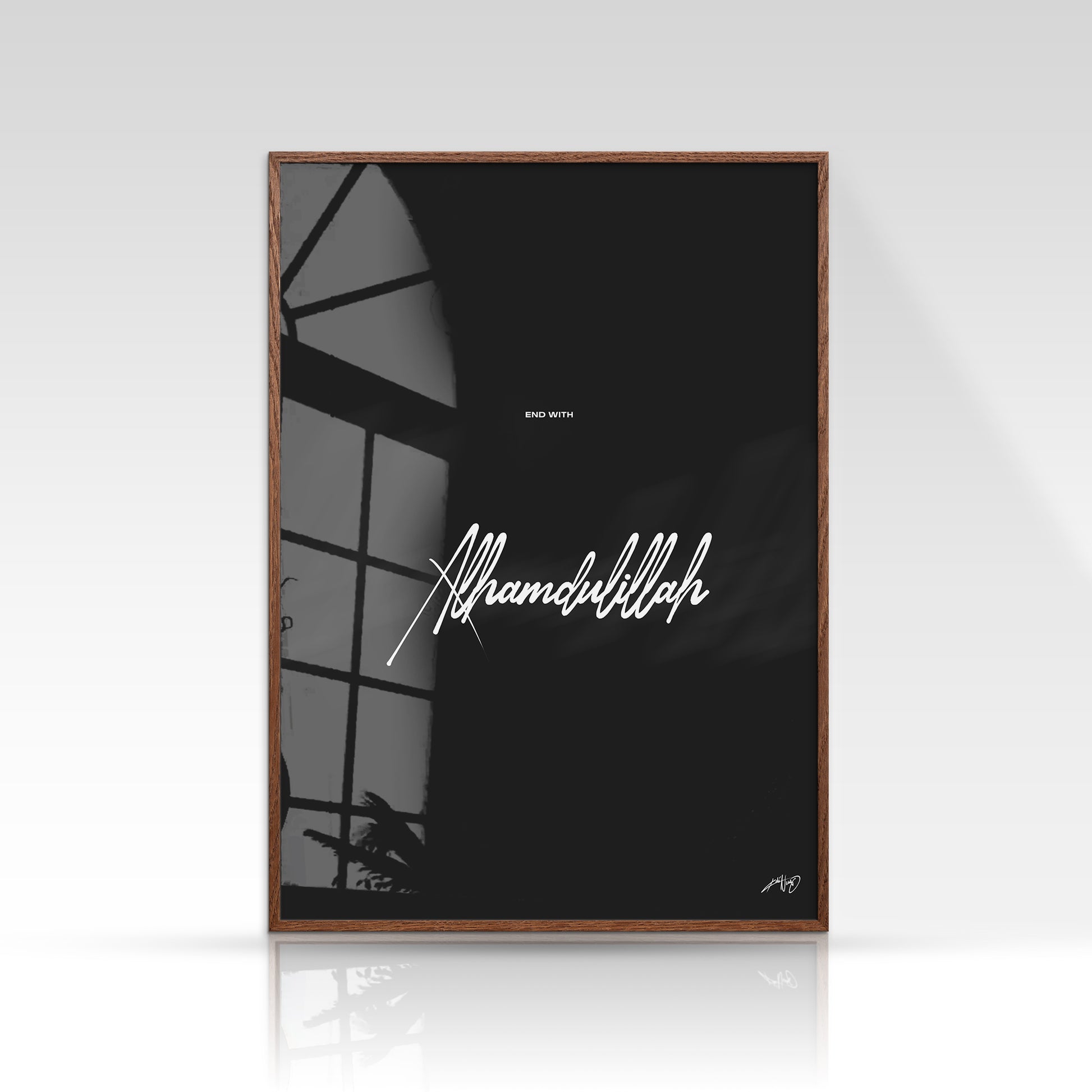 Alhamdulillah plakat, minimalistisk sort/hvid, mørk egetræsramme