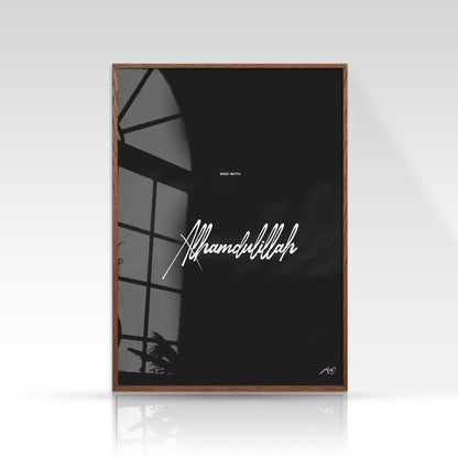 Alhamdulillah plakat, minimalistisk sort/hvid, mørk egetræsramme