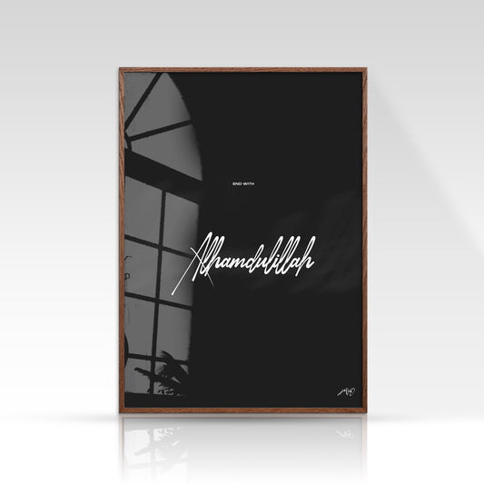 Alhamdulillah plakat, minimalistisk sort/hvid, mørk egetræsramme