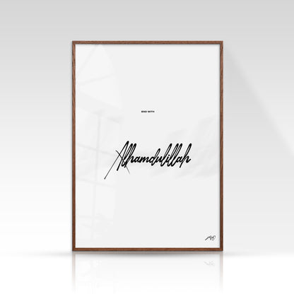 Alhamdulillah plakat, minimalistisk sort/hvid, mørk egetræsramme