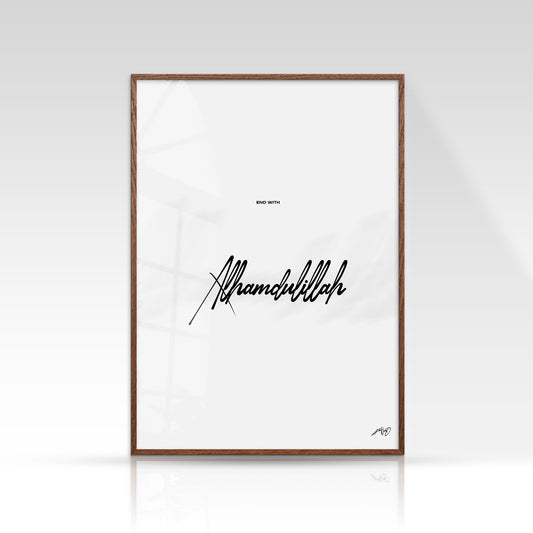 Alhamdulillah plakat, minimalistisk sort/hvid, mørk egetræsramme