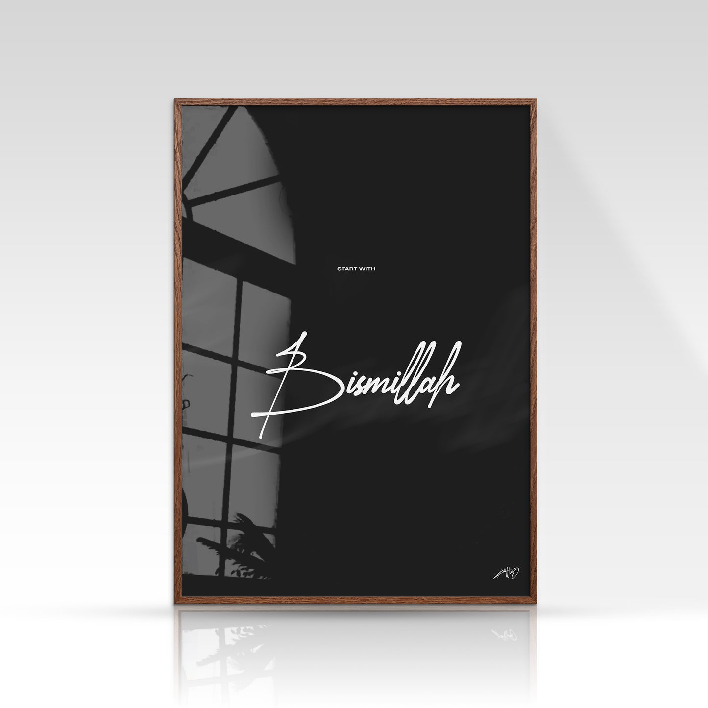 Bismillah plakat, minimalistisk sort/hvid, mørk egetræsramme