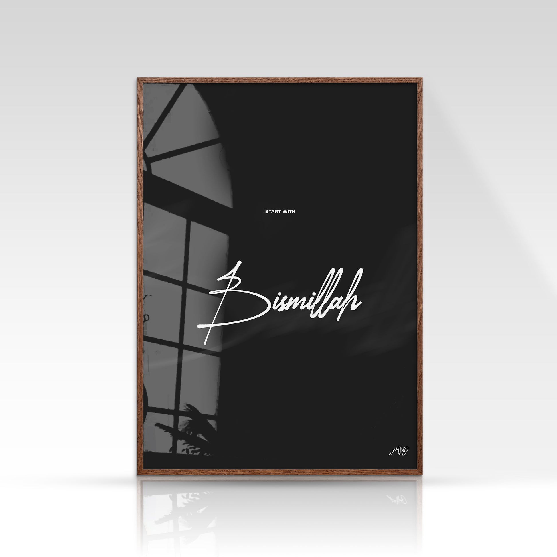 Bismillah plakat, minimalistisk sort/hvid, mørk egetræsramme
