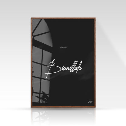 Bismillah plakat, minimalistisk sort/hvid, mørk egetræsramme