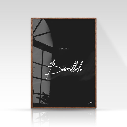 Bismillah plakat, minimalistisk sort/hvid, mørk egetræsramme