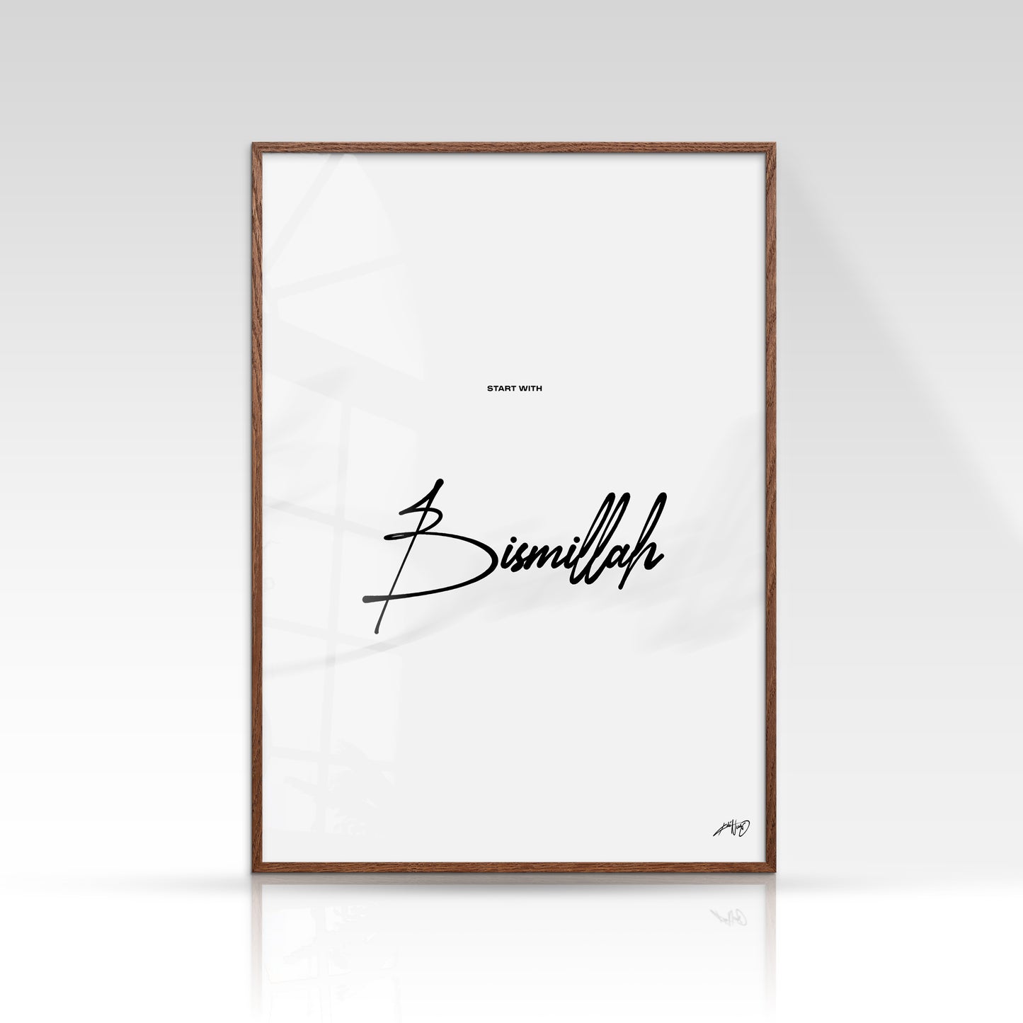 Bismillah plakat, minimalistisk sort/hvid, mørk egetræsramme