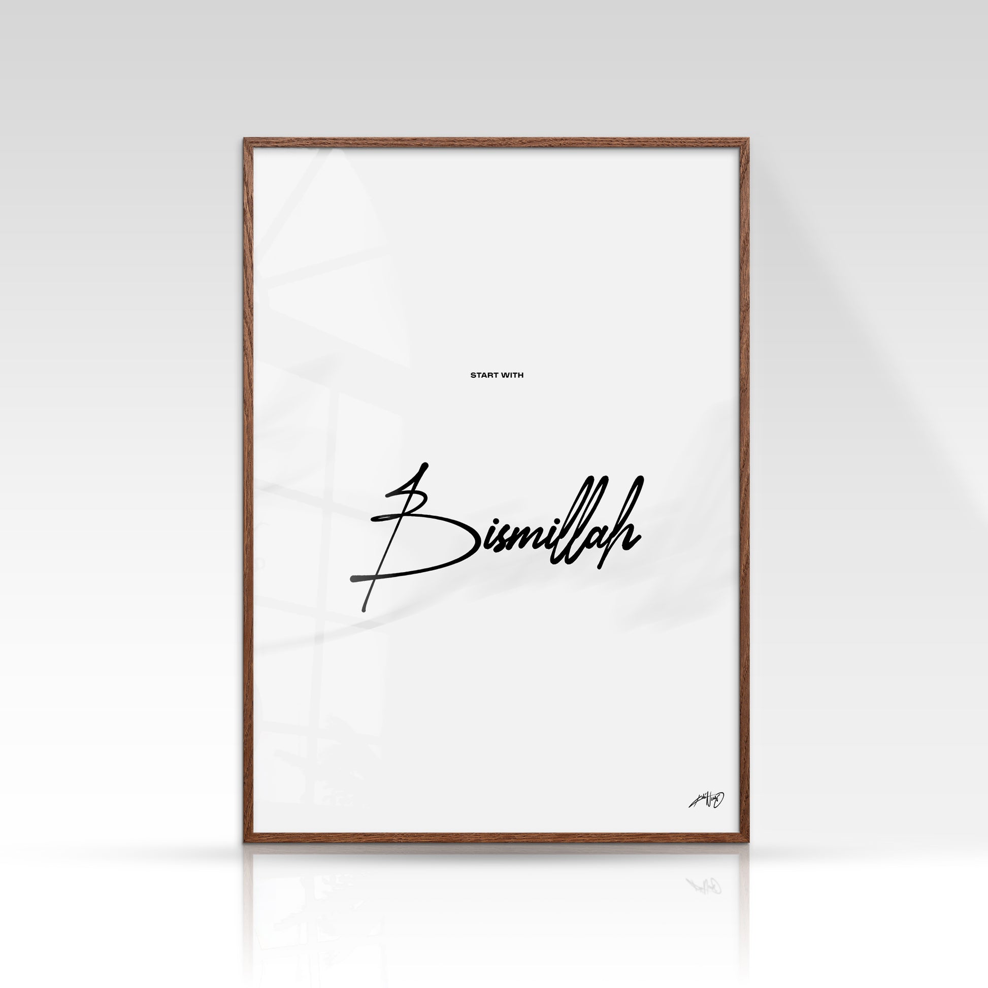 Bismillah plakat, minimalistisk sort/hvid, mørk egetræsramme
