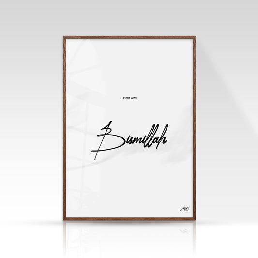 Bismillah plakat, minimalistisk sort/hvid, mørk egetræsramme