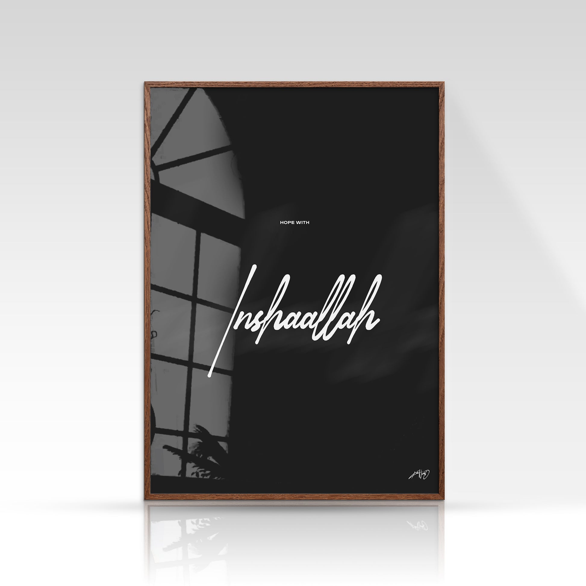 Inshallah plakat, minimalistisk sort/hvid, mørk egetræsramme