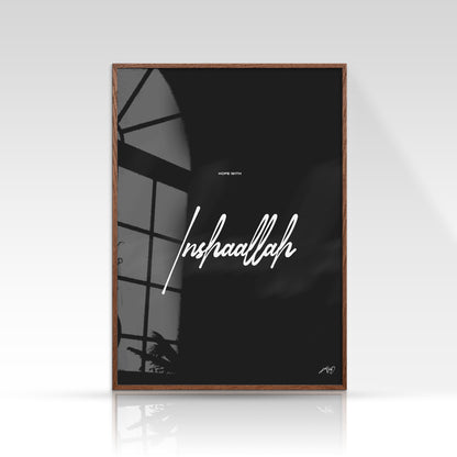 Inshallah plakat, minimalistisk sort/hvid, mørk egetræsramme