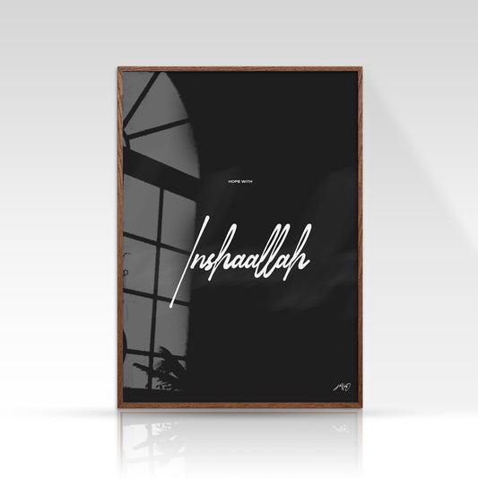 Inshallah plakat, minimalistisk sort/hvid, mørk egetræsramme