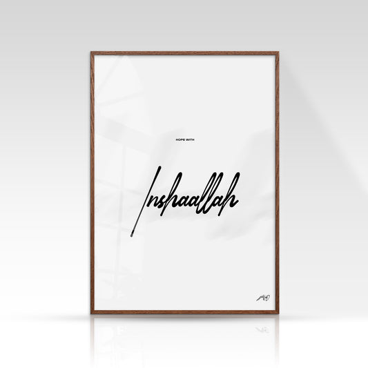 Inshallah plakat, minimalistisk sort/hvid, mørk egetræsramme